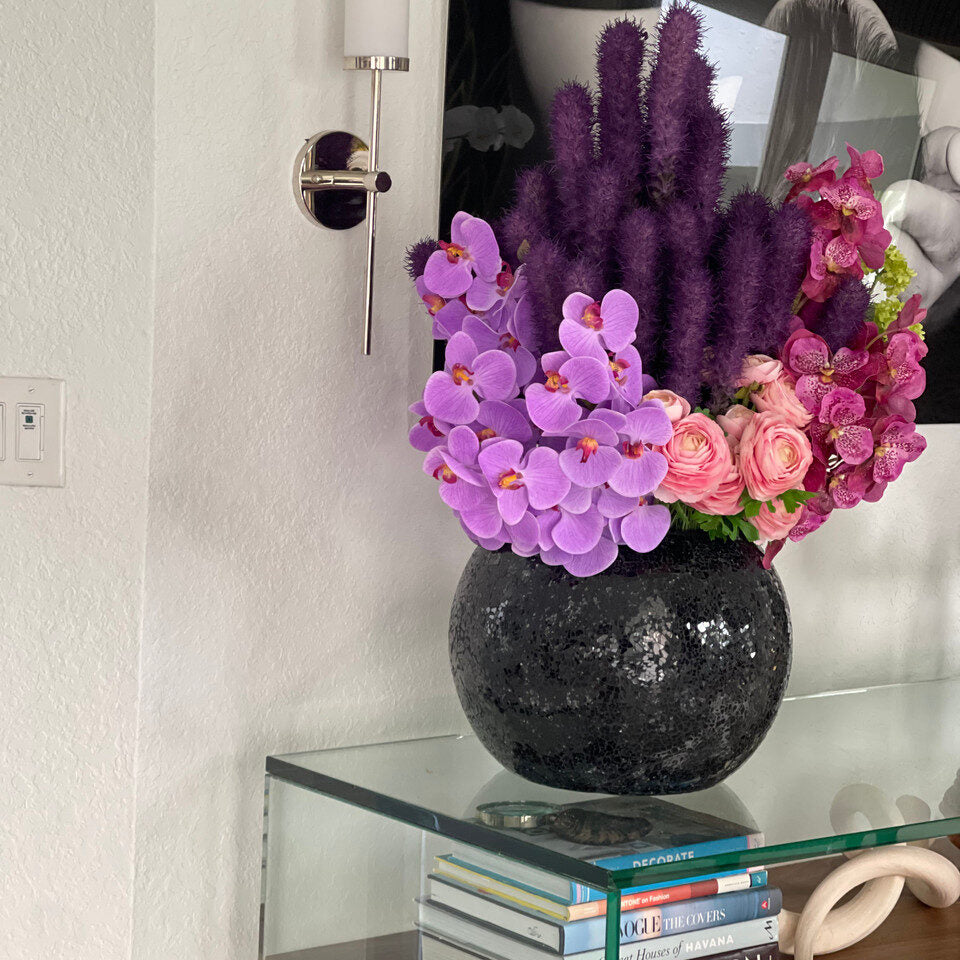 Vase Mosaïque Noir Avec Liatris Et Orchidées