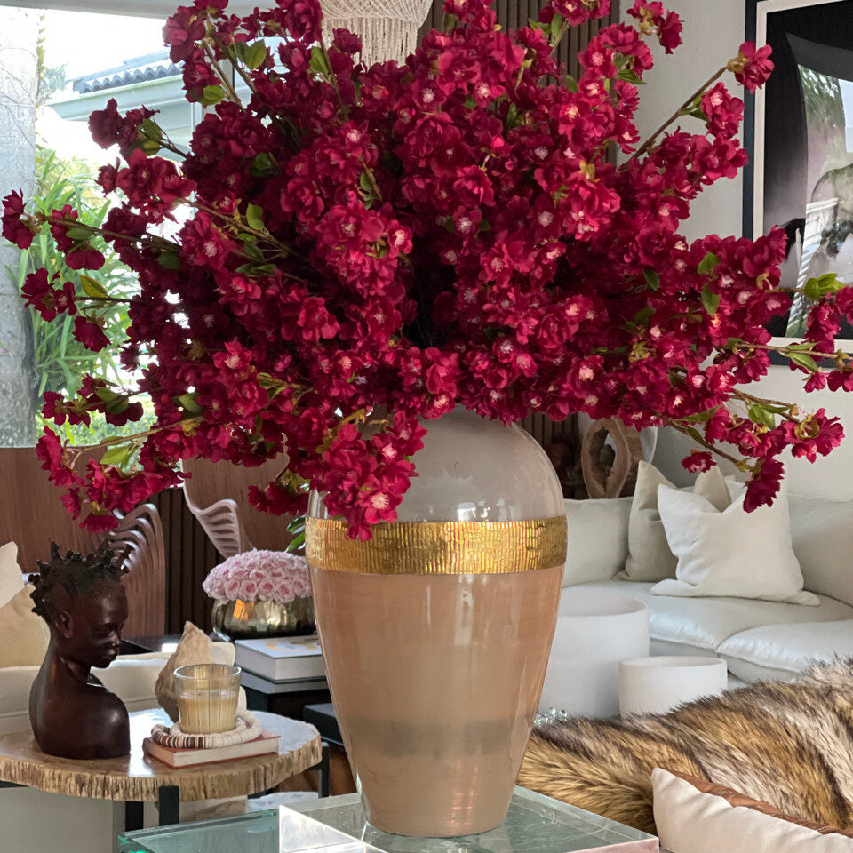 Vase Déesse Avec Fleurs De Cerisier Bourgogne