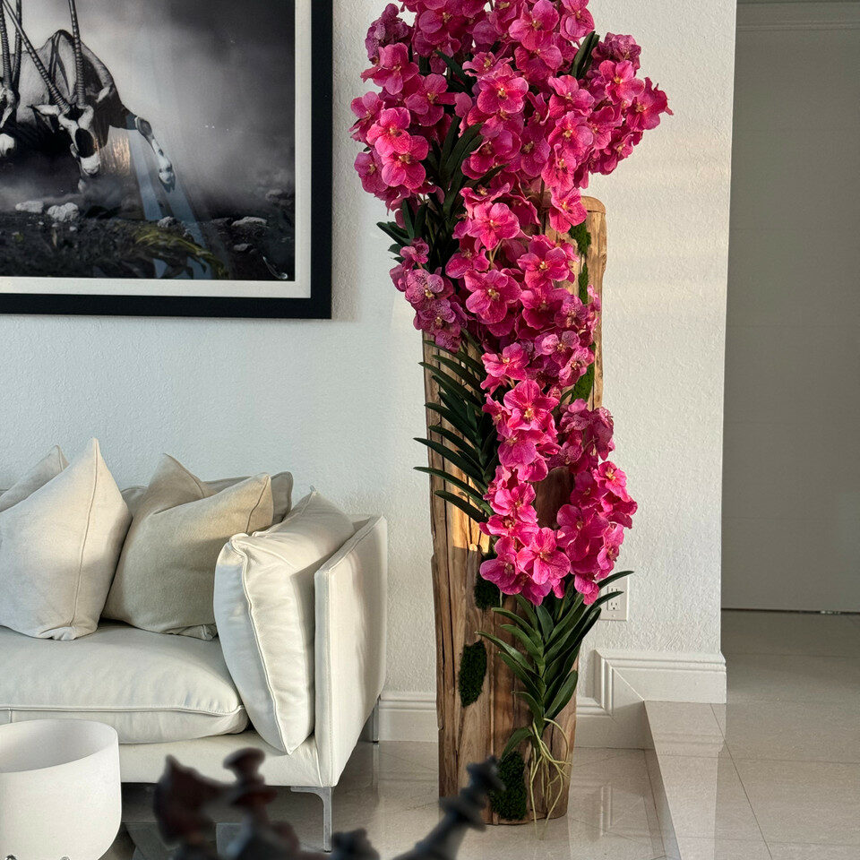 Vase Teck À Bord Naturel Avec Orchidées Vanda Roses